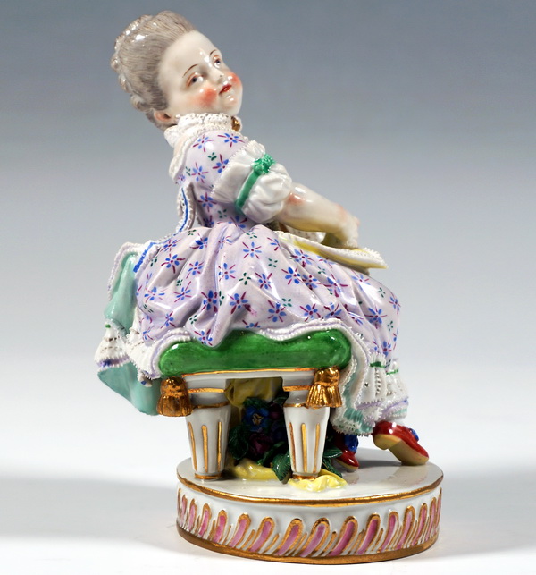 Meissen Genre Figur aitzendes Mädchen mit Buch seated girl with book M V Acier circa 1860