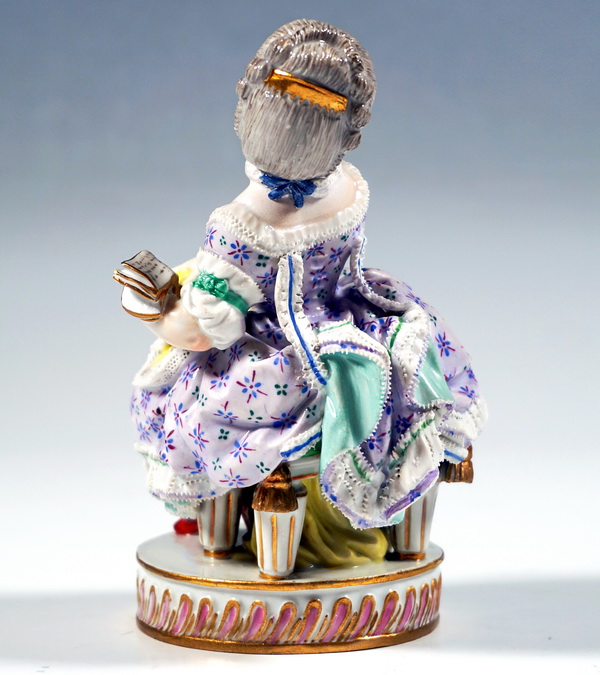 Meissen Genre Figur aitzendes Mädchen mit Buch seated girl with book M V Acier circa 1860