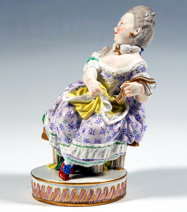 Meissen Genre Figur aitzendes Mädchen mit Buch seated girl with book M V Acier circa 1860