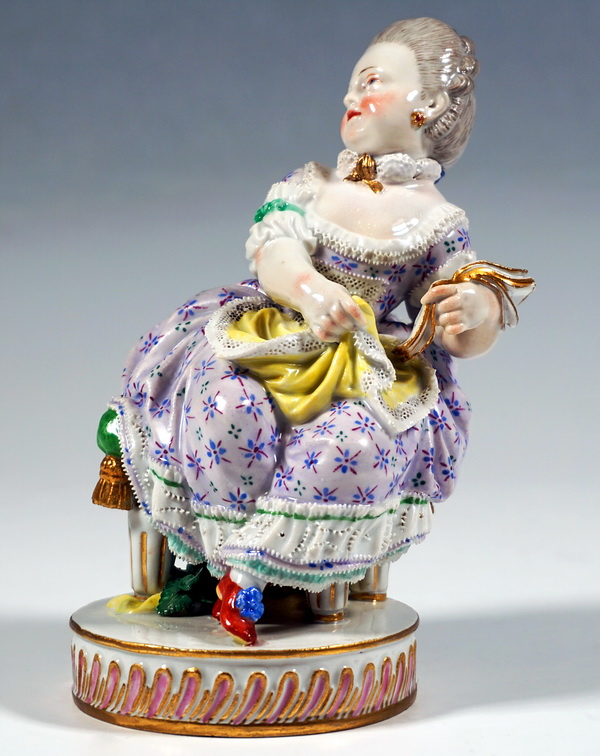 Meissen Genre Figur aitzendes Mädchen mit Buch seated girl with book M V Acier circa 1860