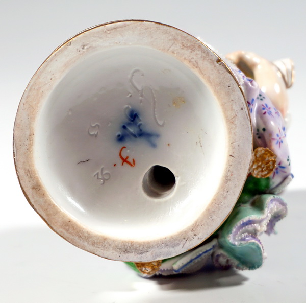 Meissen Genre Figur aitzendes Mädchen mit Buch seated girl with book M V Acier circa 1860