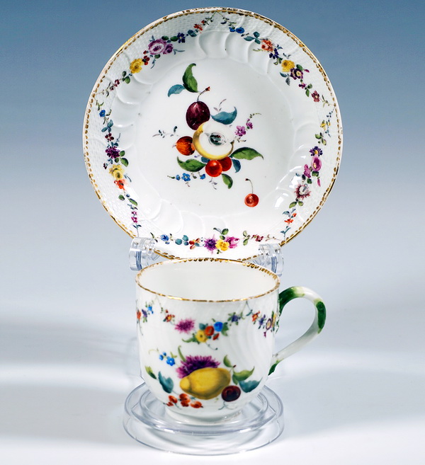 Tazza con piattino Meissen dipinto di frutta e fiori decorazione in oro tazza con piattino mazzi di frutta dipinto di fiori in oro 1763-1773