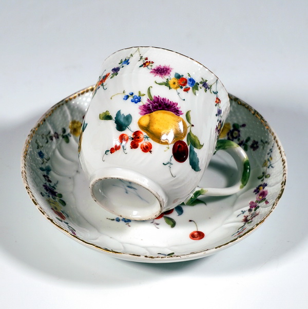 Tazza con piattino Meissen dipinto di frutta e fiori decorazione in oro tazza con piattino mazzi di frutta dipinto di fiori in oro 1763-1773