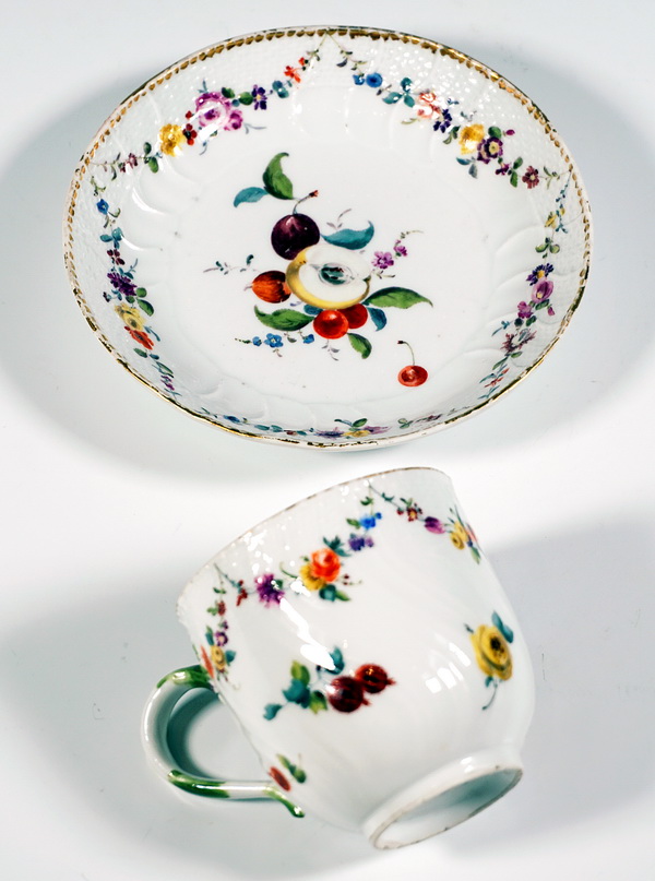 Tazza con piattino Meissen dipinto di frutta e fiori decorazione in oro tazza con piattino mazzi di frutta dipinto di fiori in oro 1763-1773