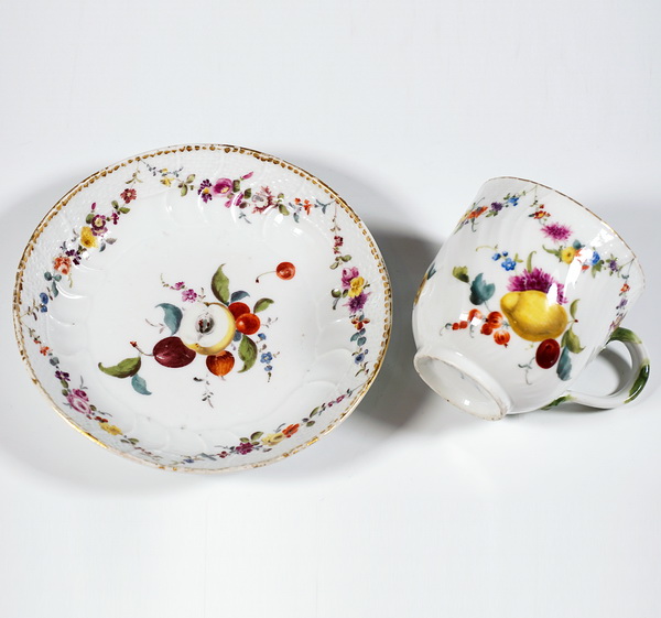 Tazza con piattino Meissen dipinto di frutta e fiori decorazione in oro tazza con piattino mazzi di frutta dipinto di fiori in oro 1763-1773