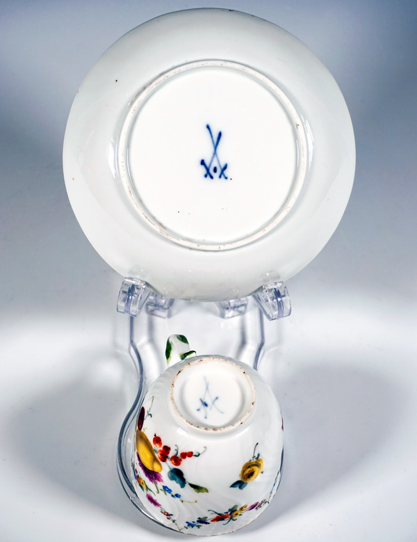 Tazza con piattino Meissen dipinto di frutta e fiori decorazione in oro tazza con piattino mazzi di frutta dipinto di fiori in oro 1763-1773