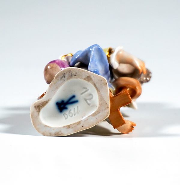 Meissen figure disguised cupid as a hairdresser verkleidete Amorette als Friseuse Kändler Acier 20. Jahrhundert