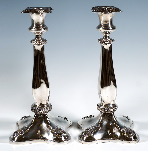 Par de candelabros Biedermeier de plata de Viena antigua cuatrifolio con flores y decoración rocalla. Portavelas de plata de Viena antigua Wenzel Mayer 1840