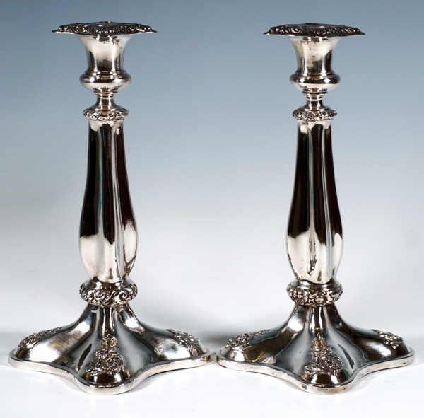 Par de candelabros Biedermeier de plata de Viena antigua cuatrifolio con flores y decoración rocalla. Portavelas de plata de Viena antigua Wenzel Mayer 1840