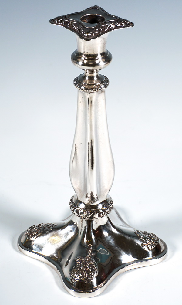 Par de candelabros Biedermeier de plata de Viena antigua cuatrifolio con flores y decoración rocalla. Portavelas de plata de Viena antigua Wenzel Mayer 1840