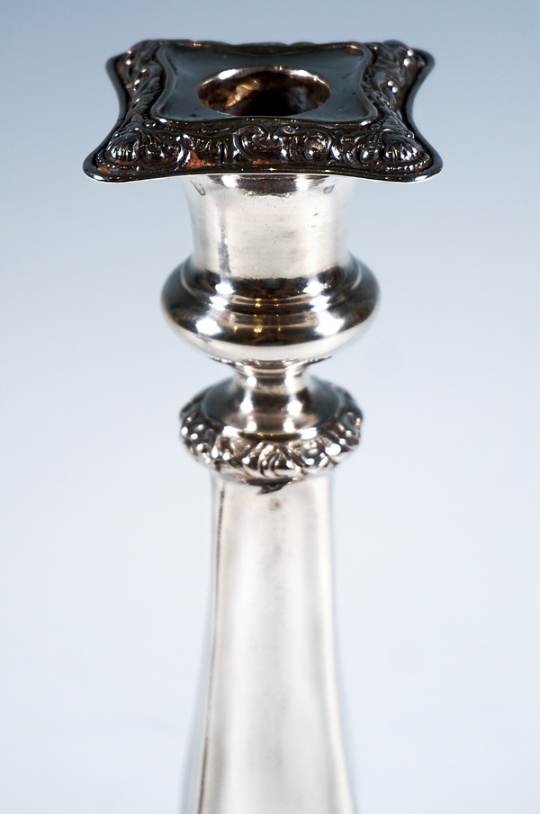Par de candelabros Biedermeier de plata de Viena antigua cuatrifolio con flores y decoración rocalla. Portavelas de plata de Viena antigua Wenzel Mayer 1840