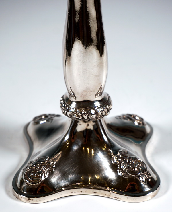 Par de candelabros Biedermeier de plata de Viena antigua cuatrifolio con flores y decoración rocalla. Portavelas de plata de Viena antigua Wenzel Mayer 1840