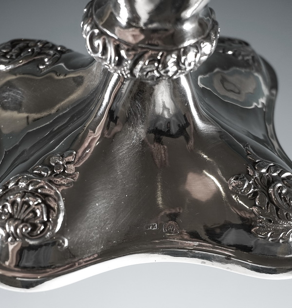 Par de candelabros Biedermeier de plata de Viena antigua cuatrifolio con flores y decoración rocalla. Portavelas de plata de Viena antigua Wenzel Mayer 1840